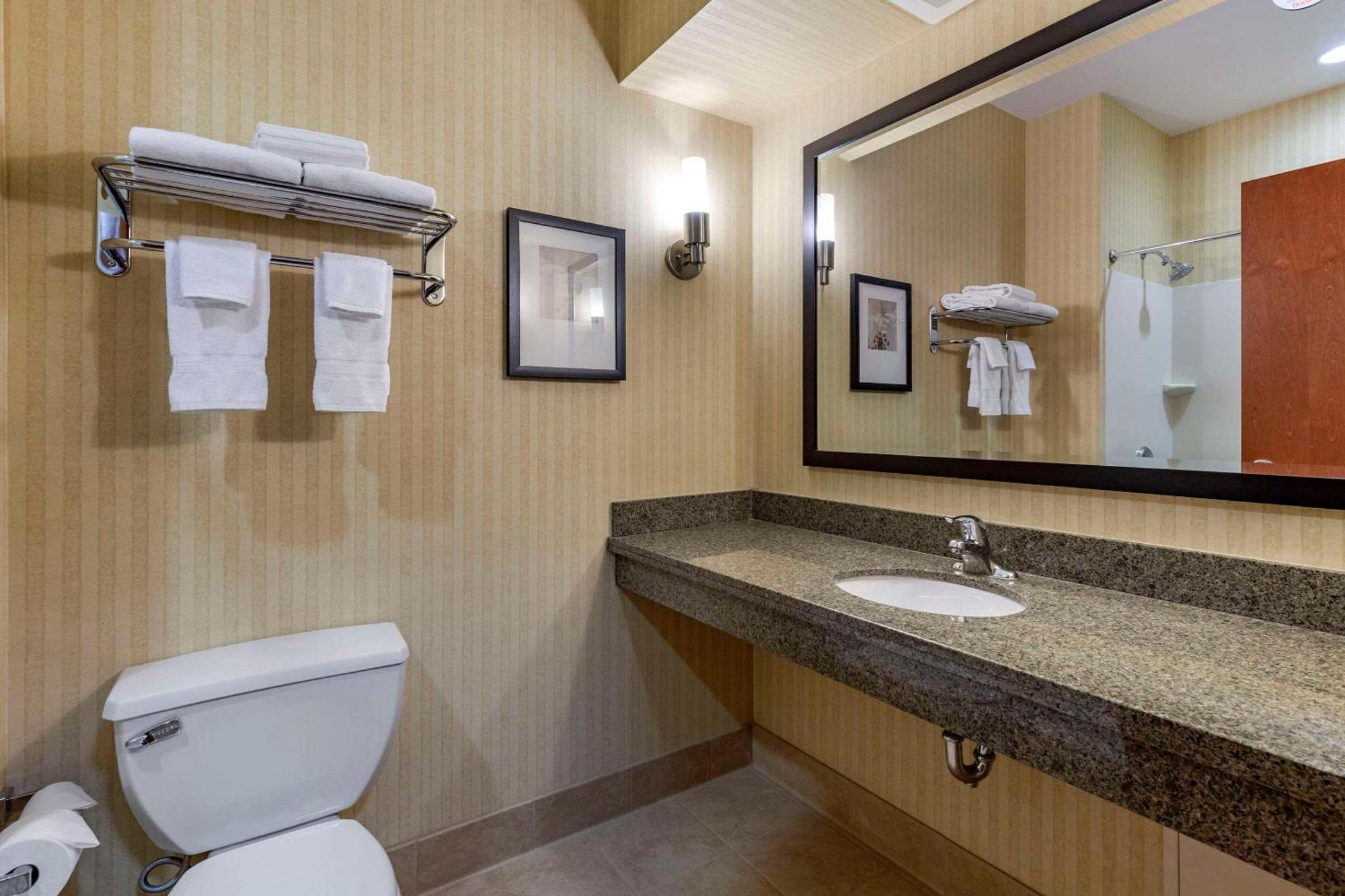 Comfort Inn & Suites Gateway To Glacier National Park Shelby Exterior foto